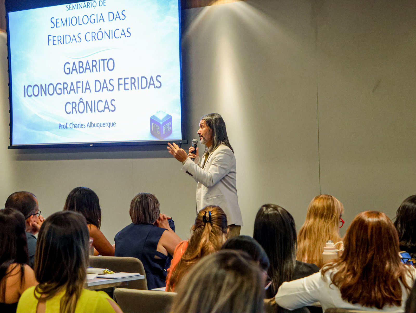 Participantes durante discussões clínicas no Seminário FFC